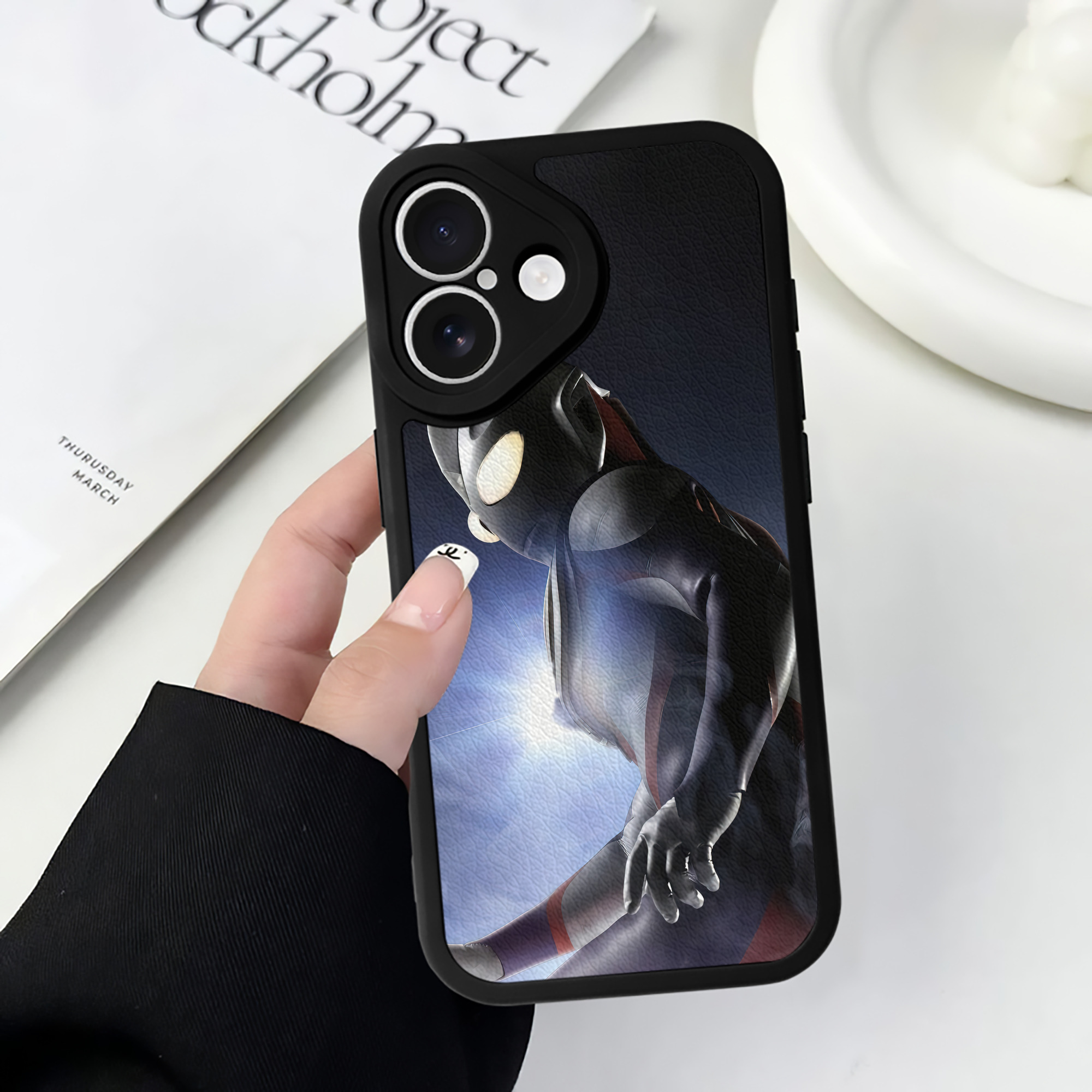 （画像用） ウルトラマン Ultraman 【iPhone 16シリーズ対応】シリコンスマホケース（レザー調） 材質：シリコン